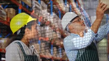 Kadın ve erkek depo çalışanları üzerinde veri işleme animasyonu. küresel gönderim ve bağlantılar konsepti dijital olarak oluşturulmuş video.