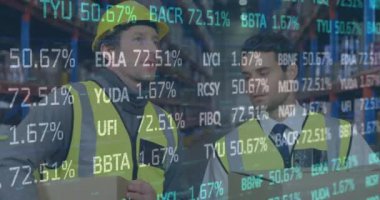 Depoda çalışan adamlarla ilgili finansal veri işleme animasyonu. küresel gönderim ve bağlantılar konsepti dijital olarak oluşturulmuş video.