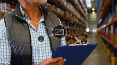 Depoda çalışan adamın üzerindeki ikonlarla olan bağlantıların animasyonu. küresel gönderim ve bağlantılar konsepti dijital olarak oluşturulmuş video.