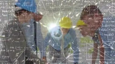 Ofiste konuşan iş adamları yerine matematiksel denklemlerin animasyonu. küresel iş, bağlantılar, veri işleme ve teknoloji konsepti dijital olarak oluşturulmuş video.