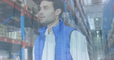 Depoda çalışan adamın istatistik ve mali veri işleme animasyonu. küresel gönderim ve bağlantılar konsepti dijital olarak oluşturulmuş video.