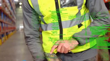 Depoda çalışan adamın veri işleme animasyonu. küresel sevkiyat, dağıtım ve bağlantılar konsepti dijital olarak oluşturulmuş video.