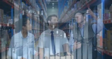 Depoda çalışan kadın ve erkeklerin istatistiklerinin ve finansal veri işlemlerinin animasyonu. küresel gönderim ve bağlantılar konsepti dijital olarak oluşturulmuş video.