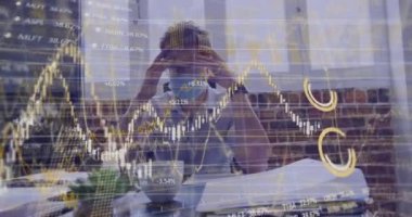 Yüz maskesi takan iş adamının finansal veri işleme animasyonu. covid 19 salgın konsepti dijital olarak üretilen video konsepti sırasında küresel iş, finans, bağlantılar ve dijital arayüz.