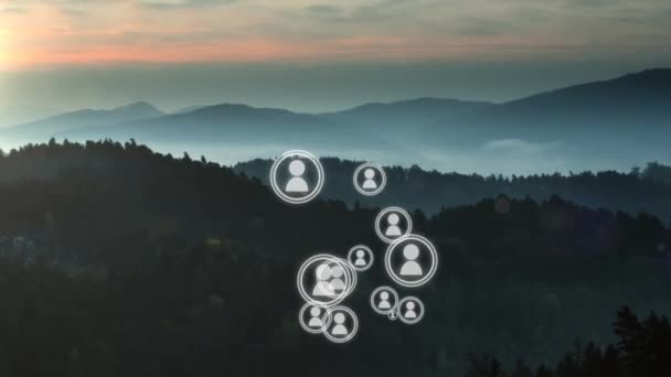 日没時に牧歌的な霧の山の風景の上を移動する人々のアイコンを乗じたアニメーション 世界的な通信とネットワーク技術の概念はデジタルで生成され — ストック動画