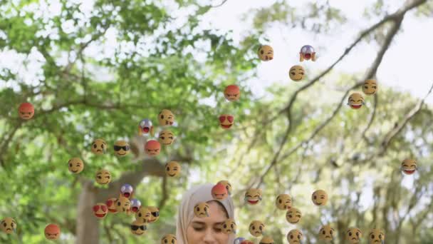 Animación Caída Emojis Sobre Mujer Hijab Usando Smartphone Redes Sociales — Vídeos de Stock