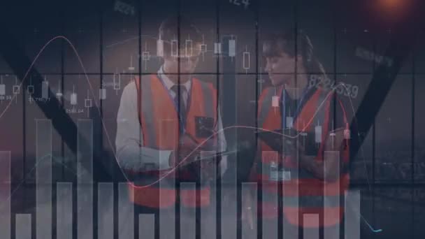 男性と女性の倉庫労働者に関するデータと統計処理のアニメーション 世界的な出荷と接続の概念デジタル生成されたビデオ — ストック動画