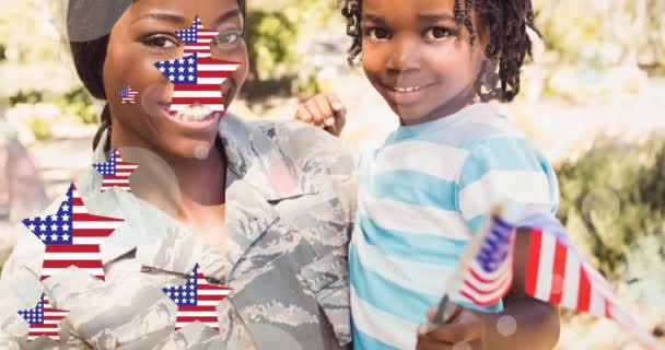 士兵们带着孩子们的微笑和星辰上挂满了美国国旗的动画 爱国主义和庆祝概念数码视频 — 图库视频影像