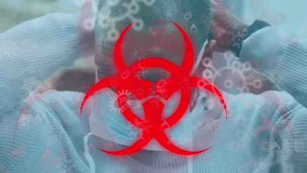 Animation Von Biohazard Zeichen Und Viruszellen Über Menschen Mit Gesichtsmaske — Stockvideo