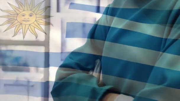 Animacja Flagi Urugwaju Machająca Nad Chirurgami Maskach Twarzy Globalna Koncepcja — Wideo stockowe