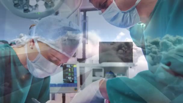手术期间 医生们被乌云笼罩 全球医学 医疗保健和技术概念数码视频 — 图库视频影像