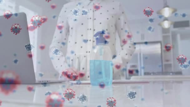 Animacja Dziewiętnastu Komórek Nad Osobą Myjącą Ręce Globalna Koncepcja Pandemii — Wideo stockowe