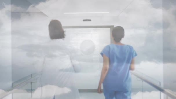 病院で走っている医師の上に雲と空のアニメーション 緊急医療サービスの概念デジタルで生成されたビデオ — ストック動画