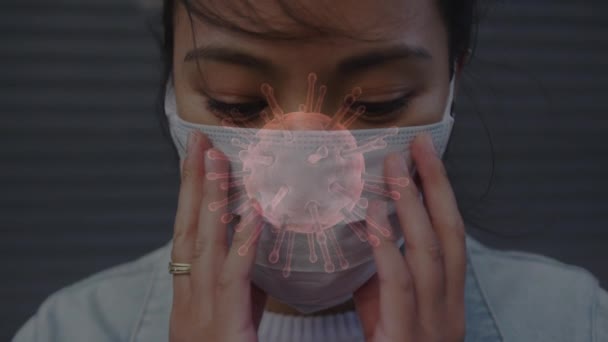 顔のマスクに女性の上を移動するCovid 19細胞のアニメーション グローバルCovid 19パンデミックと医療サービスコンセプトデジタルで生成されたビデオ — ストック動画