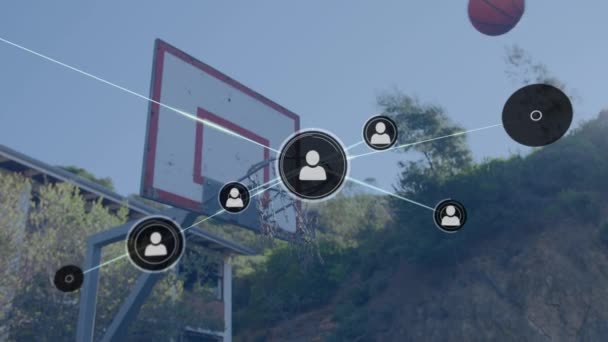 バスケットボールに落ちるボールの上の接続のネットワークのアニメーション グローバルソーシャルメディア接続デジタルインターフェースの概念デジタル生成ビデオ — ストック動画