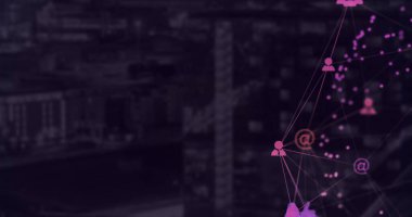 Siyah arka planda pembe dijital simgelerin dijital birleşik görüntüsü var. Küresel ağ ve bağlantı kavramı