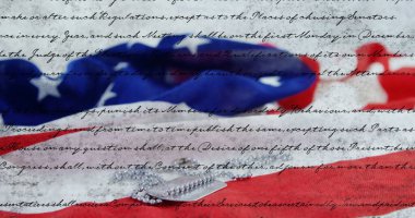 Amerikan bayrağında askeri etiket düşerken ABD 'nin ekranda hareket eden yazılı anayasasının dijital görüntüsü.