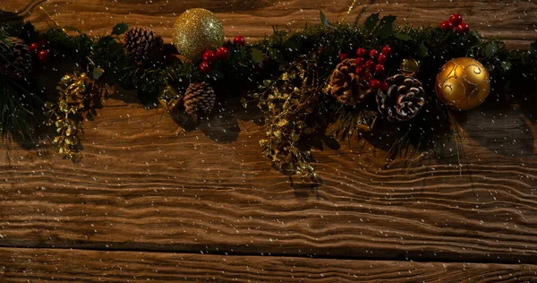 Tahtaya Yağan Karla Süslenmiş Noel Süsleri Noel Kutlaması Konsepti Dijital — Stok fotoğraf
