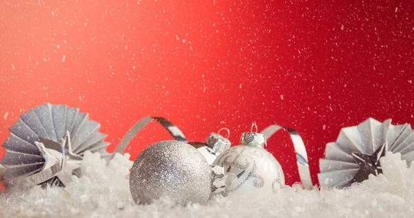 Afbeelding Van Witte Kerstballen Decoraties Met Sneeuw Vallen Rood Kerstfeest — Stockfoto