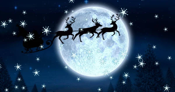 雪橇上的圣爪的轮廓被驯鹿拉着 雪下着 月亮满月 圣诞节庆祝活动概念数字生成的图像 — 图库照片