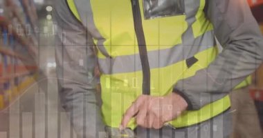 Depoda çalışan adamın veri işleme animasyonu. küresel sevkiyat, dağıtım ve bağlantılar konsepti dijital olarak oluşturulmuş video.