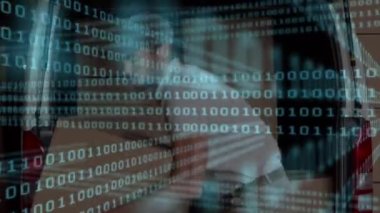 Teslimatçı üzerinde ikili kodlama animasyonu. küresel gönderim ve bağlantılar konsepti dijital olarak oluşturulmuş video.