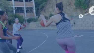 Kadın basketbol oyuncuları üzerindeki bağlantı ağlarının animasyonu. küresel sosyal medya, bağlantılar ve dijital arayüz konsepti dijital olarak oluşturulmuş video.