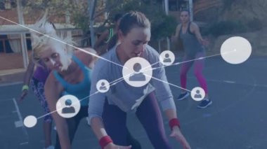 Kadın basketbol oyuncuları üzerindeki bağlantı ağlarının animasyonu. küresel sosyal medya, bağlantılar ve dijital arayüz konsepti dijital olarak oluşturulmuş video.