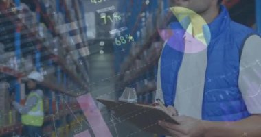 Depoda çalışan adamın istatistik ve mali veri işleme animasyonu. küresel gönderim ve bağlantılar konsepti dijital olarak oluşturulmuş video.