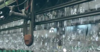 Fabrika üzerinde dijital simgelerin canlandırılması. küresel dijital arayüz, veri işleme ve teknoloji konsepti dijital olarak oluşturulmuş video.