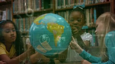 Sınıfta dünyaya bakan öğrencilerin veri işleme animasyonları. küresel eğitim, dijital arayüz ve bağlantılar dijital olarak oluşturulmuş video konsepti.