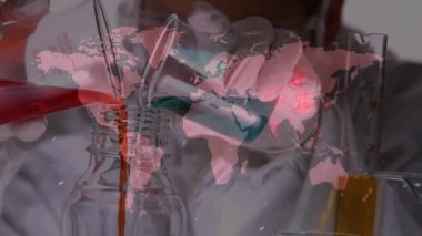 Yüz maskeli bilim adamının dünya haritası. küresel covid 19 salgın hastalık ve sağlık hizmetleri konsepti dijital olarak oluşturulmuş video.