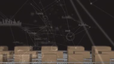 Depodaki taşıma bantlarındaki kutuların üzerindeki bağlantı ağının animasyonu. küresel sevkiyat, dağıtım ve bağlantılar konsepti dijital olarak oluşturulmuş video.
