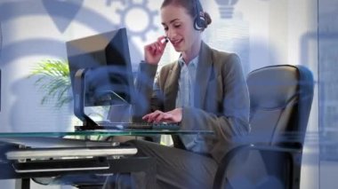 Bilgisayar kullanarak iş kadını üzerinde yüzen medya simgelerinin animasyonu. küresel sosyal medya, bağlantılar ve dijital arayüz konsepti dijital olarak oluşturulmuş video.