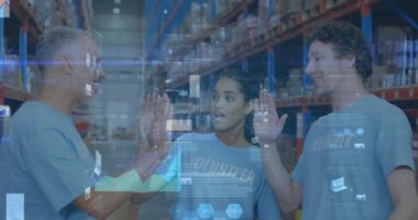 Depoda beşlik çakan kadın ve erkeklerle ilgili istatistiklerin ve finansal veri işlemlerinin animasyonu. küresel gönderim ve bağlantılar konsepti dijital olarak oluşturulmuş video.