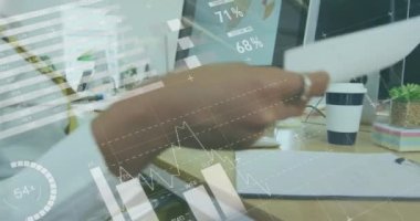 Ofiste maske takan iş kadınının istatistik işlemleri. global covid 19 salgın hastalık ve iş yeri konsepti dijital olarak oluşturulmuş video.