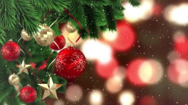 Kırmızı ve altın renkli Noel süsleri üzerine yağan kar animasyonu. Noel, gelenek ve kutlama konsepti dijital olarak oluşturuldu.