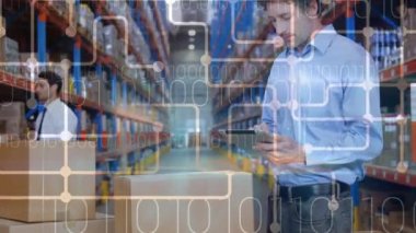 Erkek depo çalışanları üzerinde ikili kodlama animasyonu. küresel gönderim ve bağlantılar konsepti dijital olarak oluşturulmuş video.