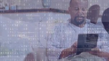 Tablet kullanarak insan üzerinde ikili kodlama animasyonu. küresel veri işleme, teknoloji ve bağlantılar konsepti dijital olarak oluşturulmuş video.