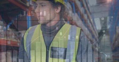 Depoda çalışan adamın istatistik ve mali veri işleme animasyonu. küresel gönderim ve bağlantılar konsepti dijital olarak oluşturulmuş video.