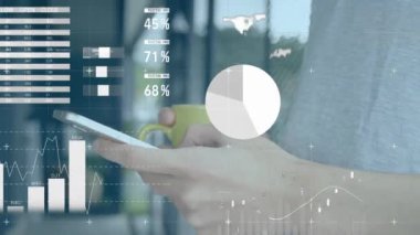 Akıllı telefon kullanan adamın istatistik ve veri işleme animasyonu. Dijital arayüz, bağlantılar ve teknoloji konsepti dijital olarak oluşturuldu.