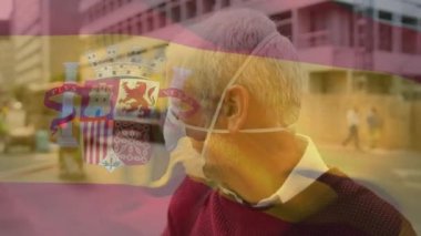 Maskeli bir adamın üzerinde sallanan İspanya bayrağının animasyonu. küresel covid 19 salgın hastalık ve sağlık hizmetleri konsepti dijital olarak oluşturulmuş video.