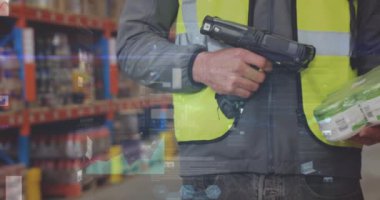 Depoda çalışan adamın veri işleme animasyonu. küresel sevkiyat, dağıtım ve bağlantılar konsepti dijital olarak oluşturulmuş video.