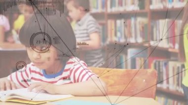 Sınıftaki okul çocukları üzerindeki bağlantı ağlarının animasyonu. küresel eğitim, dijital arayüz ve bağlantılar dijital olarak oluşturulmuş video konsepti.