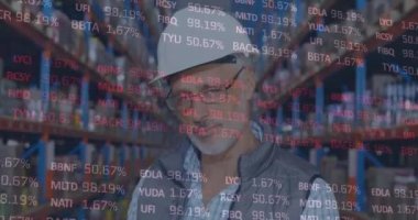 Depoda çalışan adamın finansal veri işleme animasyonu. küresel gönderim ve bağlantılar konsepti dijital olarak oluşturulmuş video.