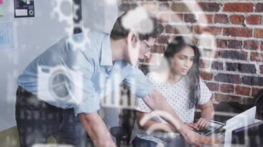 Finansal veri işleme ve dijital simgelerin ofiste konuşan iş adamları üzerinde canlandırılması. küresel iş, finans, bağlantılar ve dijital arayüz konsepti dijital olarak oluşturulmuş video.