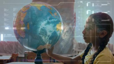 Veri işleme animasyonunun okullu kızın sınıftaki küreye bakması. küresel eğitim, dijital arayüz ve bağlantılar dijital olarak oluşturulmuş video konsepti.