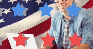 Amerikan bayrağında gülümseyen ve yıldızların olduğu animasyon. Vatanseverlik ve kutlama konsepti dijital olarak oluşturulmuş video.