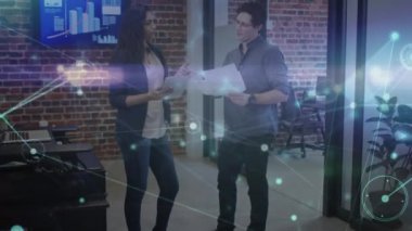 Ofisteki iş adamları üzerinden bağlantı ağının animasyonu. küresel iş, bağlantılar, veri işleme ve teknoloji konsepti dijital olarak oluşturulmuş video.