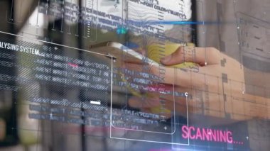 Akıllı telefon kullanan adamın istatistik ve veri işleme animasyonu. Dijital arayüz, bağlantılar ve teknoloji konsepti dijital olarak oluşturuldu.